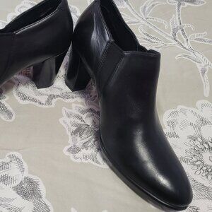 Ecco Black Leather Booties NWOT European Size 39 = 8.5